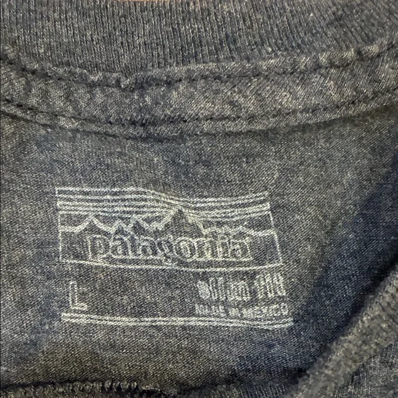 Patagonia Dark Navy Logo T-Shirt with Matching Navy Trucker Hat - Picture 3 of 4